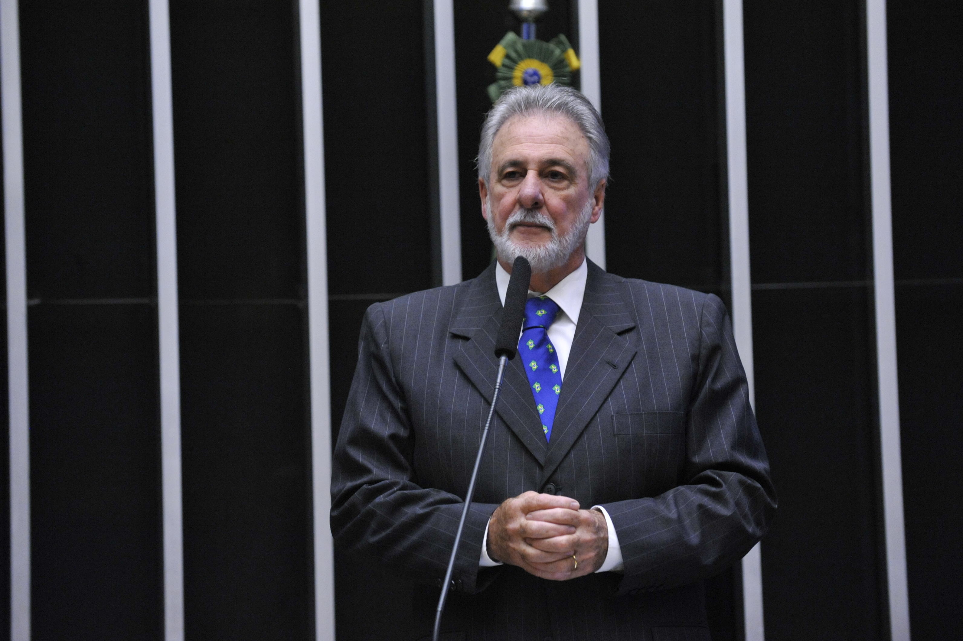 Sessão especial para discussão e votação do parecer do dep. Jovair Arantes (PTB-GO), aprovado em comissão especial, que recomenda a abertura do processo de impeachment da presidente da República - Carlos Melles (DEM/MG)